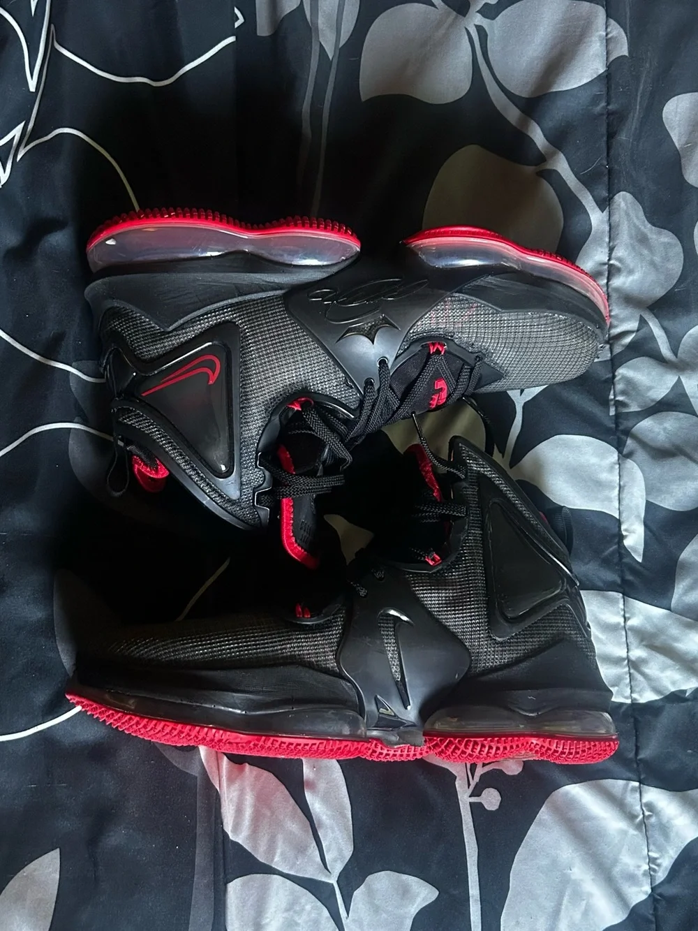 Nike LeBron 19 'Bred' basketball shoes